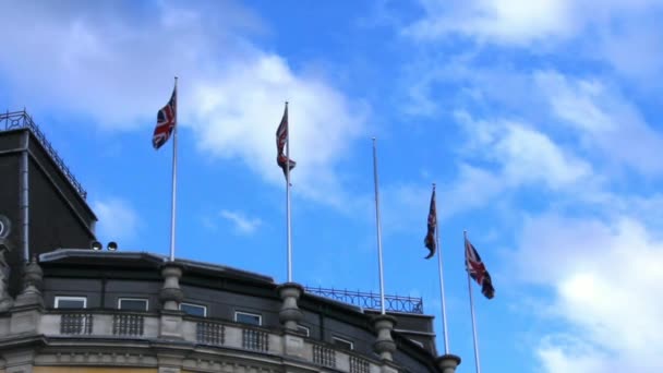 Banderas británicas ondeando al viento — Vídeo de stock