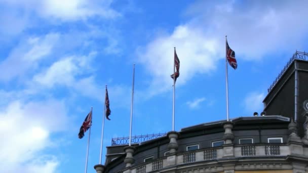 Bandeiras britânicas acenando no vento — Vídeo de Stock