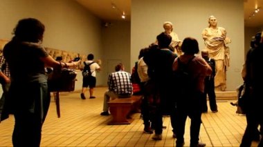 British Museum koridorlarında birinde tanımlanamayan turist.