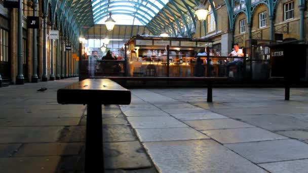 Vista del Covent Garden Market en Londres por la noche. Londres — Vídeos de Stock