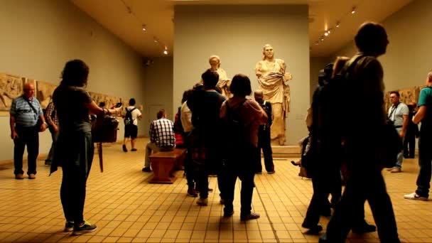 Niet-geïdentificeerde toeristen op één van de zalen van het British Museum — Stockvideo