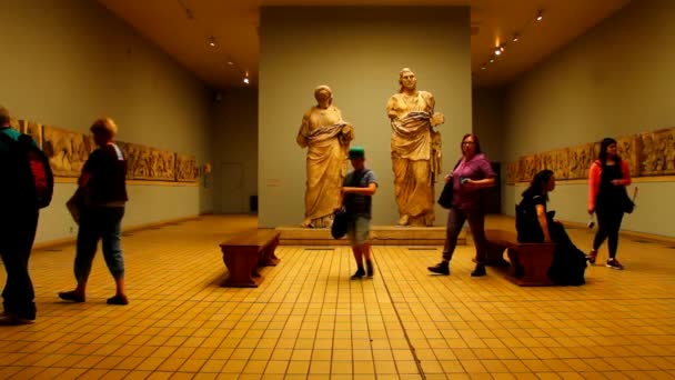 Unidentified Tourists at One of the Halls of the British Museum. — Stock Video