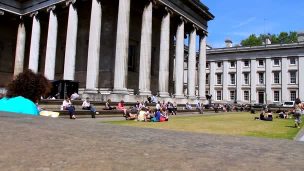 Neznámí turisté u vchodu do britského muzea. — Stock video