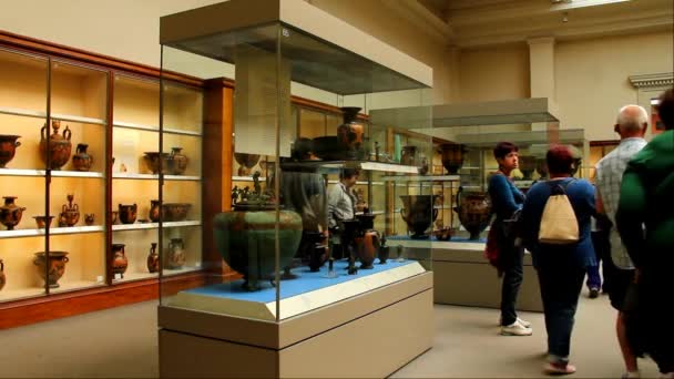 Niet-geïdentificeerde toeristen op één van de zalen van het British Museum. — Stockvideo