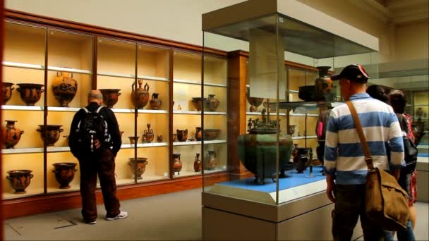 Niet-geïdentificeerde toeristen op één van de zalen van het British Museum. — Stockvideo