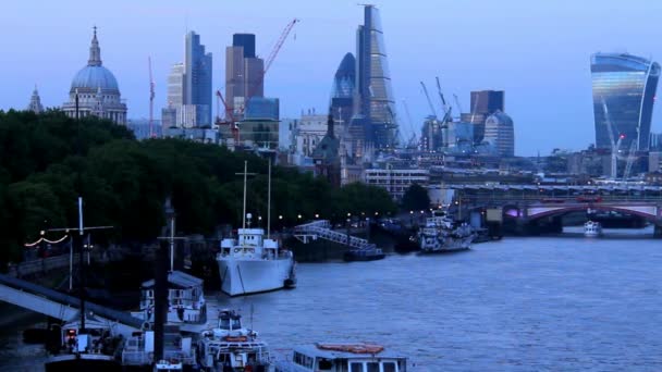 ロンドンの街並みと聖パウロ大聖堂と夕暮れ時にテムズ川。イングランド。イギリス — ストック動画