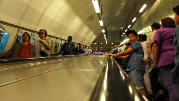 Eskalátor v jedné stanice londýnského metra — Stock video