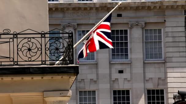 Bandera inglesa balanceándose en el balcón de un edificio — Vídeo de stock