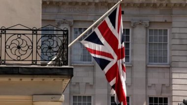 Bir bina balkonunda İngiliz bayrağı
