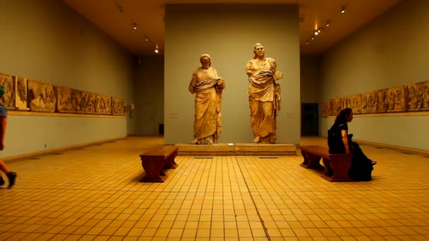 Niet-geïdentificeerde toeristen op één van de zalen van het British Museum. Mausolus en zijn vrouw Artemisia. — Stockvideo