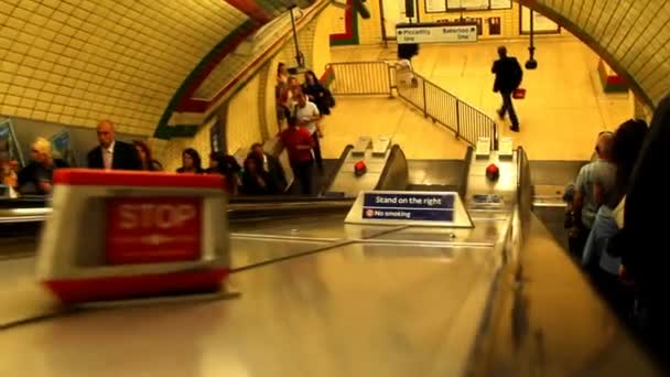 Passeggeri sulla scala mobile in una delle stazioni della metropolitana di Londra — Video Stock