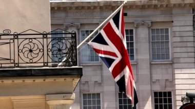 Londra'nın merkezi bir binanın balkonunda İngiliz bayrağı