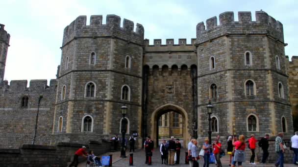 Neznámí turisté při výjezdu ze středověkého hradu Windsor — Stock video