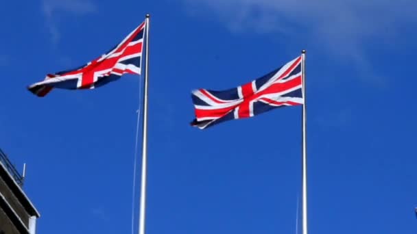 Αγγλικές σημαίες για το κτίριο στο κέντρο του Λονδίνου — Αρχείο Βίντεο