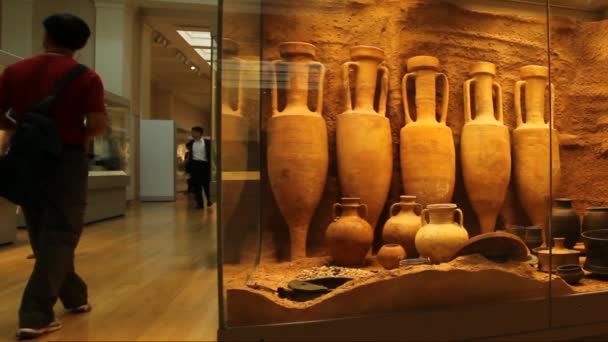 Turistas não identificados em um dos salões do Museu Britânico — Vídeo de Stock