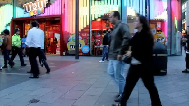 正体不明の観光客、地元の人や Soho でカラフルな大型店近くの警官 — ストック動画