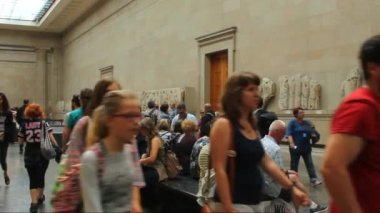 British Museum koridorlarında birinde tanımlanamayan turist.