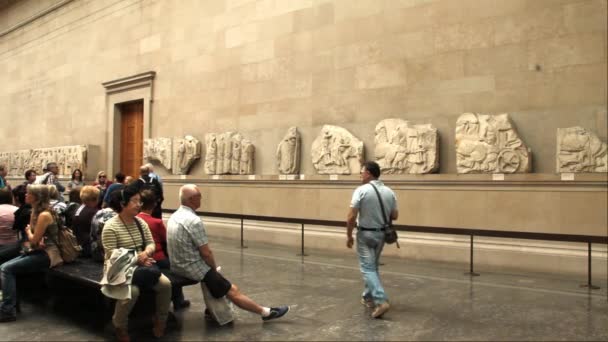 大英博物館のホールの 1 つで正体不明の観光客. — ストック動画
