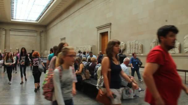 Turistas não identificados em um dos salões do Museu Britânico . — Vídeo de Stock