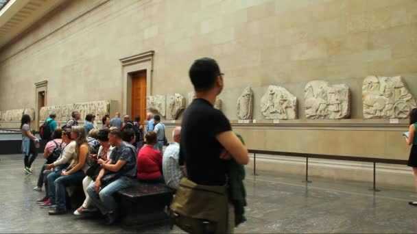 Turisti non identificati in una delle sale del British Museum . — Video Stock