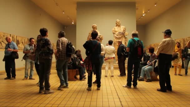 Niet-geïdentificeerde toeristen op één van de zalen van het British Museum. — Stockvideo