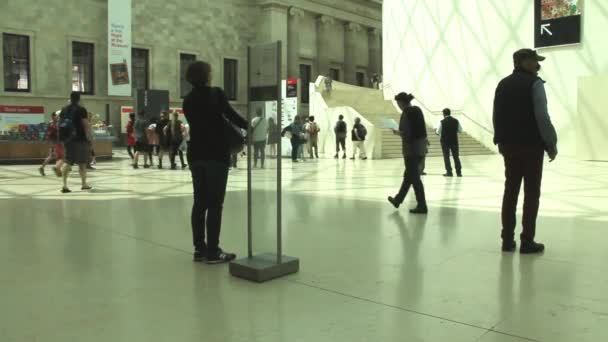 身份不明的游客在大英博物馆的大厅之一. — 图库视频影像