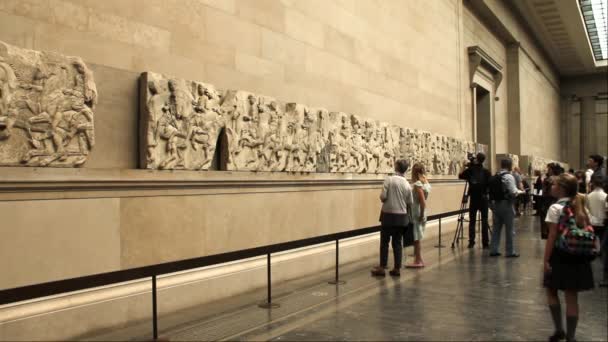 Unidentified Tourists at One of the Halls of the British Museum. — Stock Video
