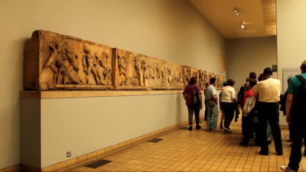 Neznámí turisté v jedné z HAL v Britském muzeu. — Stock video
