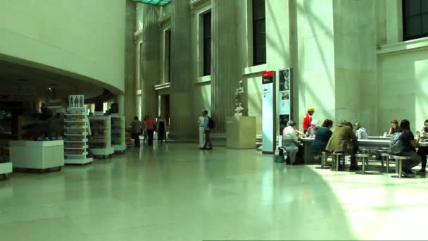 En av hallene i British Museum. – stockvideo