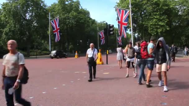 Hauptstraße in Westminster, verbindet Buckingham Palace mit Trafalgar Square. — Stockvideo