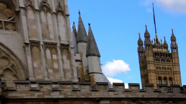 Palacio de Westminster, Casas del Parlamento, Con Bandera de Gran Bretaña — Vídeos de Stock