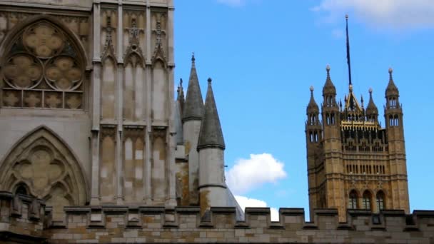 Palast von Westminster, Parlamentsgebäude, mit großer britischer Flagge — Stockvideo