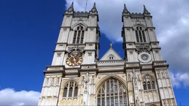 University Church of St Peter at Westminster Abbey on blue sky background, Londres, Royaume-Uni — Video