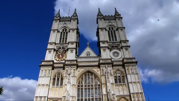 University Church of St Peter at Westminster Abbey on blue sky background, Londres, Reino Unido — Vídeo de Stock