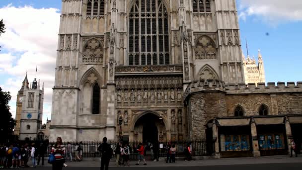 Niet-geïdentificeerde toeristen en Locals in de buurt van de kerk van de Universiteit van st Peter in de Westminster Abbey — Stockvideo