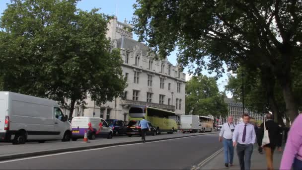 Turistas no identificados en la calle cerca de la Abadía de Westminster. Londres — Vídeos de Stock