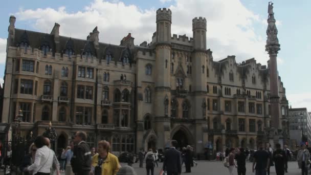 Niet-geïdentificeerde toeristen en Locals op de straat in de buurt van populaire toeristische attractie Westminster Abbey. Londen — Stockvideo