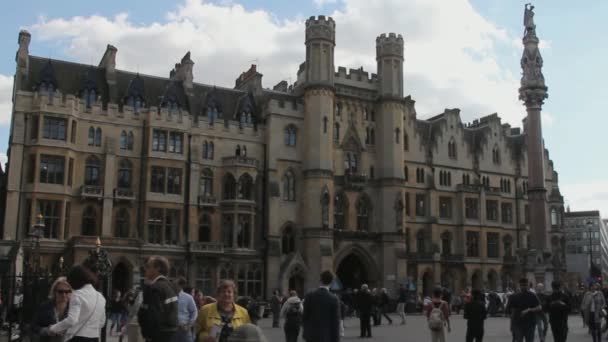 Touristes non identifiés et les habitants de la rue près de l'attraction touristique populaire Westminster Abbey. Londres — Video