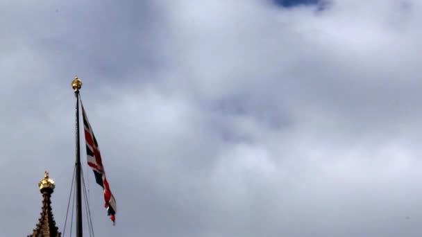 Bandera de Gran Bretaña en Victoria Tower en el Palacio de Westminster — Vídeos de Stock