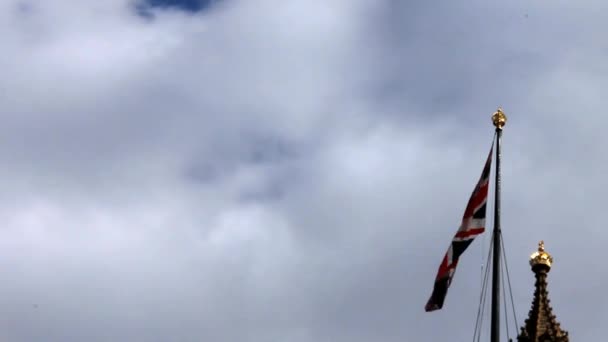 웨스트민스터의 궁전에서 빅토리아 타워에 영국 국기 — 비디오