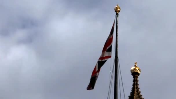 Bandera de Gran Bretaña en Victoria Tower en el Palacio de Westminster — Vídeos de Stock