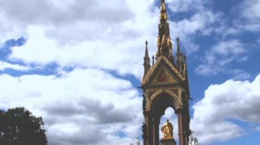 Albert Memorial üzerine bulutlu gökyüzü arka plan, Londra, İngiltere.