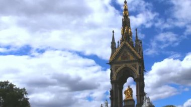 Albert Memorial üzerine bulutlu gökyüzü arka plan, Londra, İngiltere.
