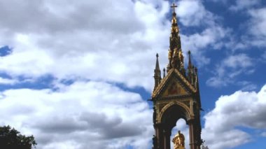 Albert Memorial üzerine bulutlu gökyüzü arka plan, Londra, İngiltere.