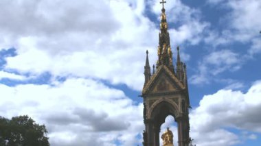 Albert Memorial üzerine bulutlu gökyüzü arka plan, Londra, İngiltere.
