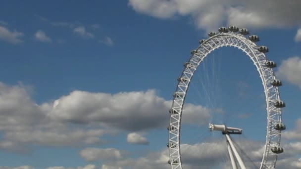 Westminster Bridge ve popüler turistik Merlin Entertainments London Eye — Stok video