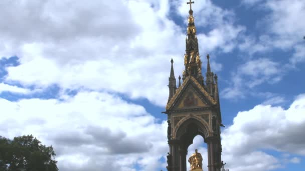 Albert Memorial na pozadí zatažené oblohy, Londýn, Velká Británie. — Stock video