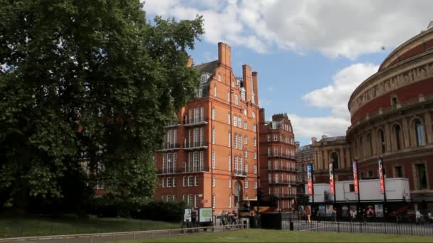 Viktoriánské budovy poblíž Albert Hall. Londýn, Anglie, Velká Británie — Stock video