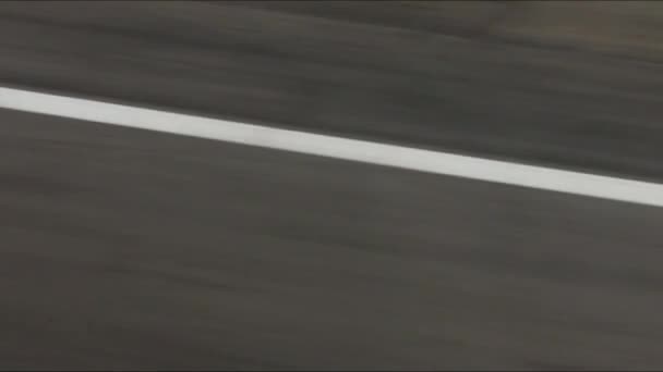 Décollage d'avion sur piste à l'aéroport 