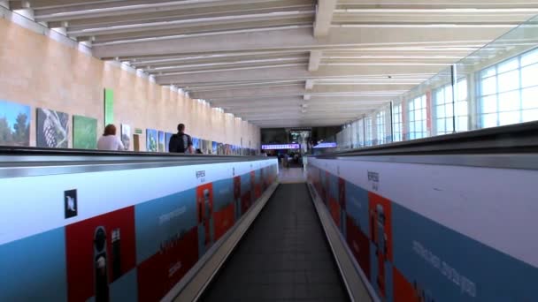 Passageiros não identificados na escada rolante horizontal no aeroporto Ben Gurion — Vídeo de Stock